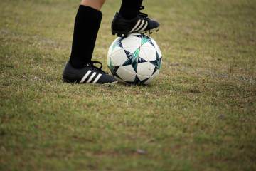 奥莱报：阿根廷装备管理员把梅西抱起来是阿根廷队团结氛围的象征（配图示意）